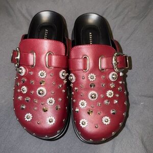 NWT Azalea Wang Swiftly Studded Platform Clog